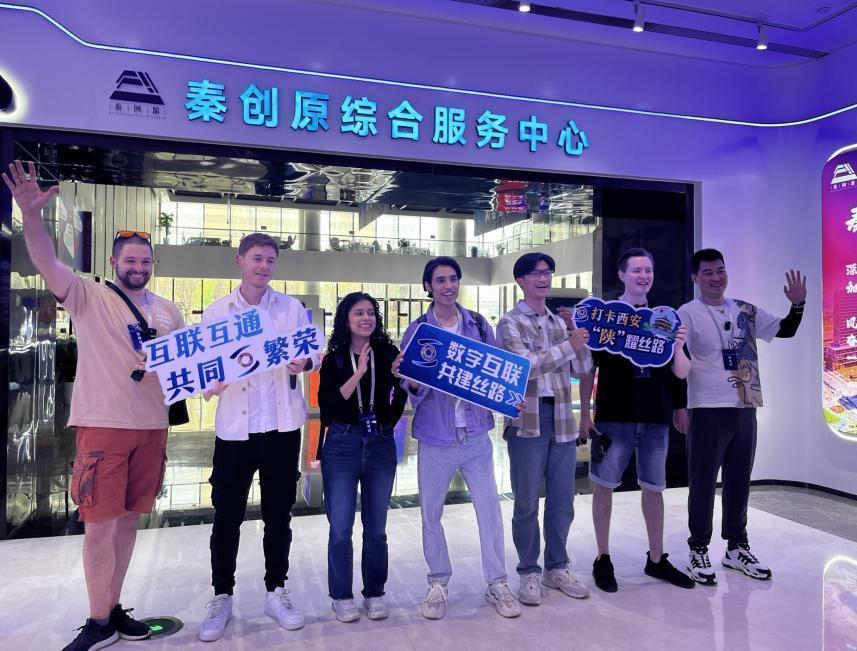 La connectivité numérique brille sur la Route de la soie : les influenceurs étrangers entament leur voyage numérique à Xi'an_fororder_1111