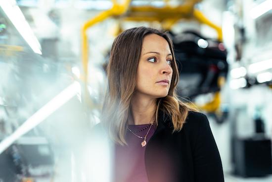 视频解读超级跑车制造商兰博基尼的轻量化技术和可持续发展_fororder_04 - 超越创新——连点成线