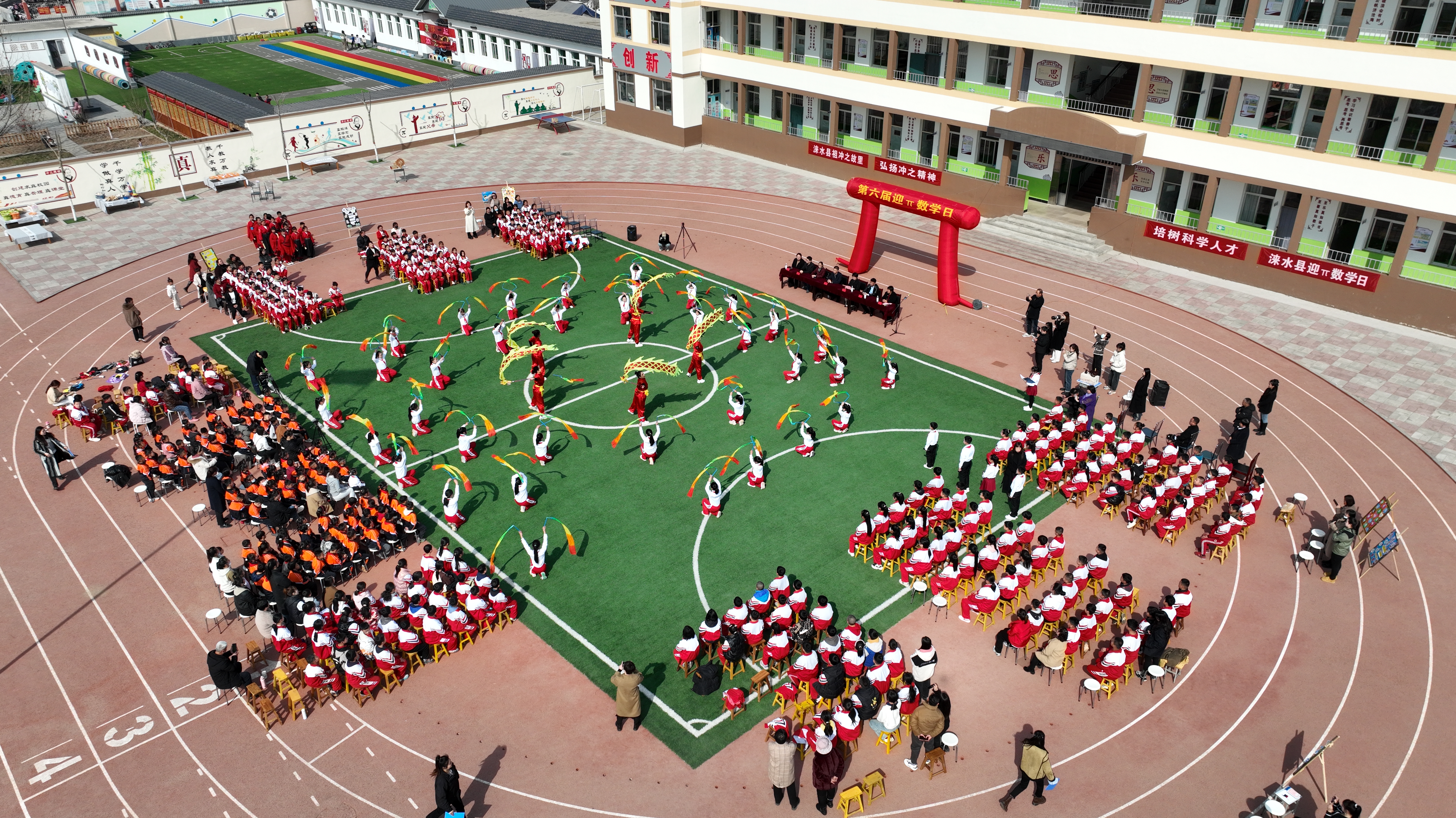河北涞水：多彩活动 迎国际数学日_fororder_图为涞水县东文山小学迎“π”数学日活动现场。（航拍）（李金璐 摄）