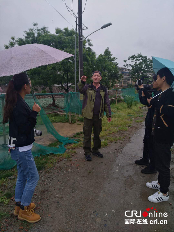 今天外籍记者谢平一回到都江堰，就立刻冒雨启程去寻找他最牵挂的人。_fororder_微信图片_20180424125923 拷贝