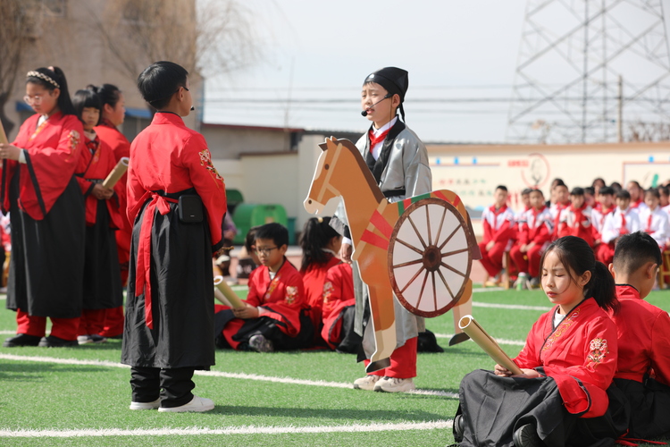 河北涞水：多彩活动 迎国际数学日_fororder_图为学生正在表演情景剧《祖冲之与圆周率》。徐梓钰 摄