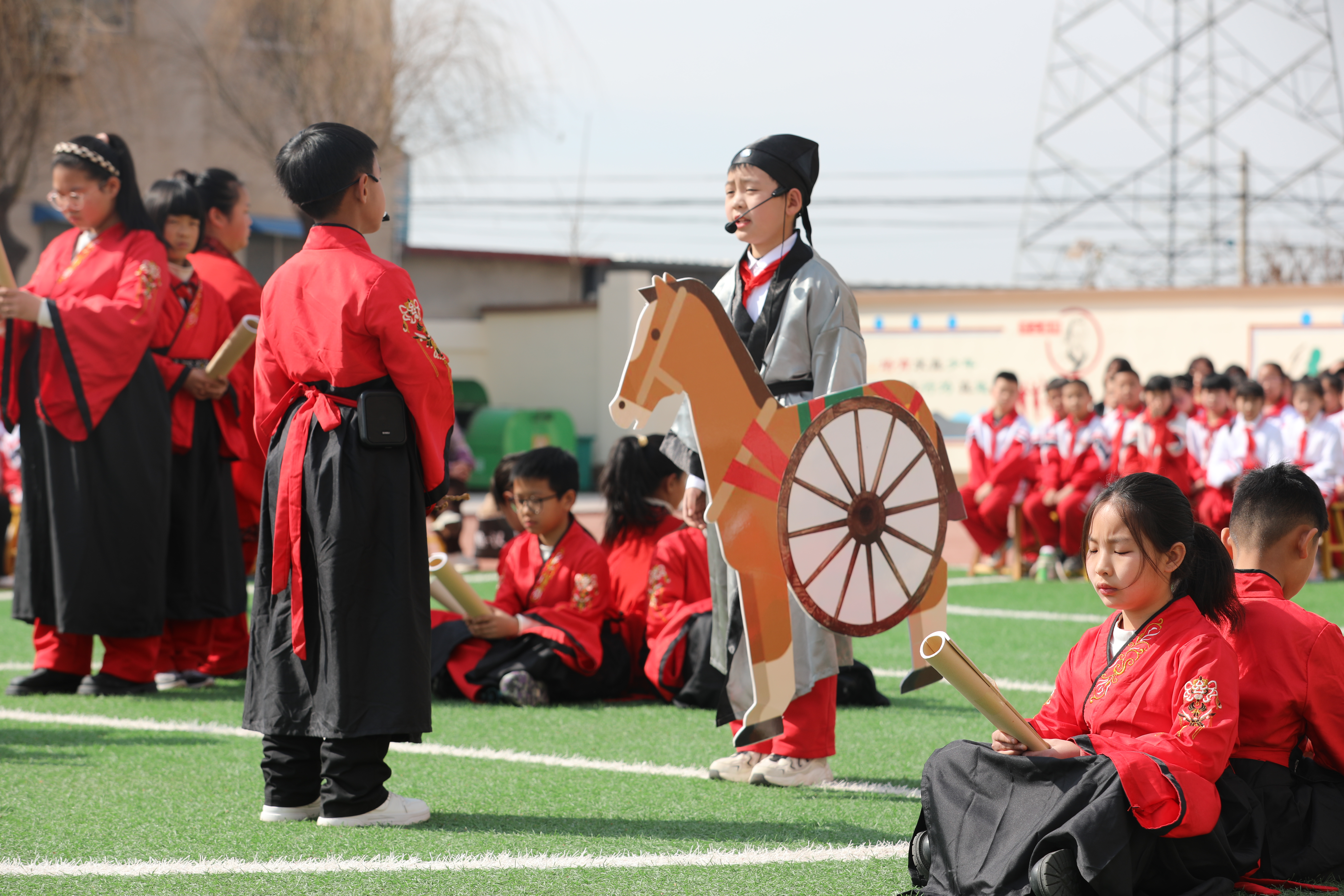 河北涞水：多彩活动 迎国际数学日_fororder_图为学生正在表演情景剧《祖冲之与圆周率》。徐梓钰 摄
