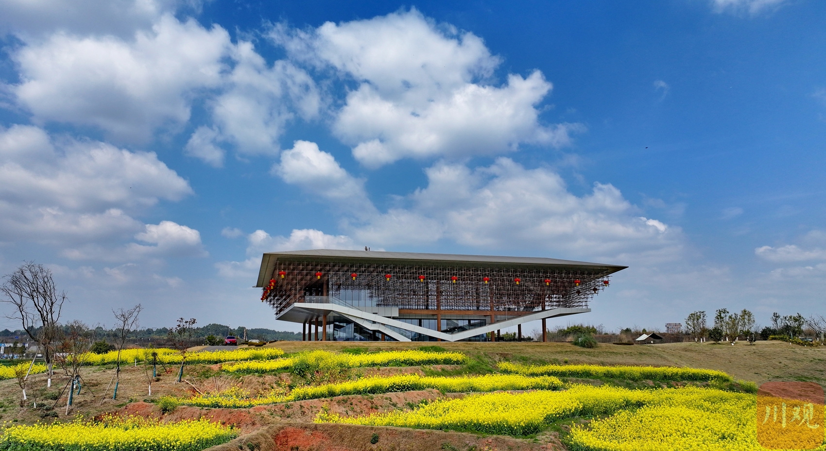 （转载）成都：天府新区新地标“大雁展翅”春色美