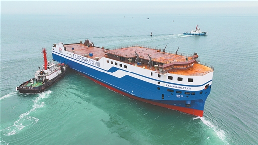 廣西在建最大滾裝船在欽州順利下水