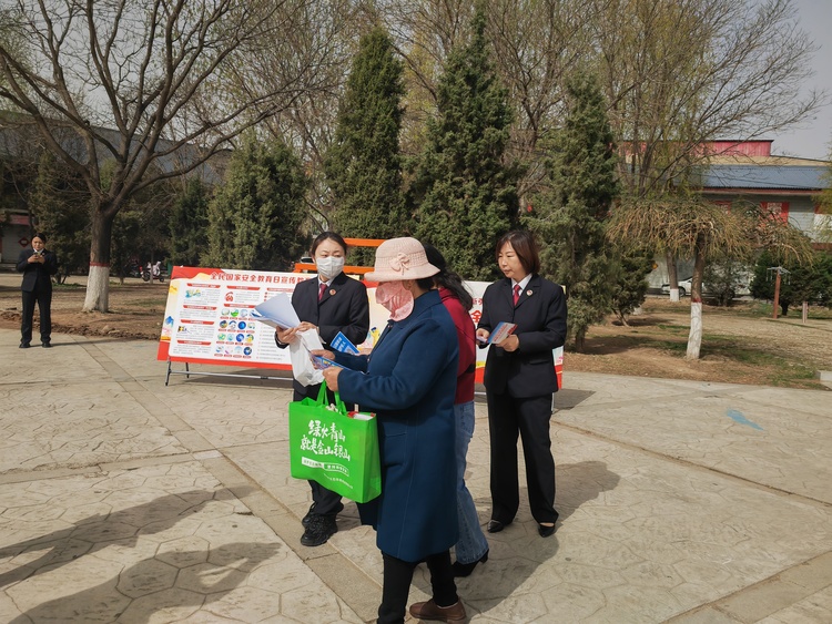 河北涞源开展“全民国家安全教育日”法治宣传活动_fororder_涞源县检察院工作人员向过往群众讲解国家安全法