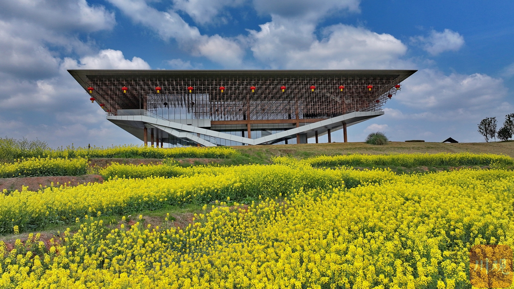 （转载）成都：天府新区新地标“大雁展翅”春色美