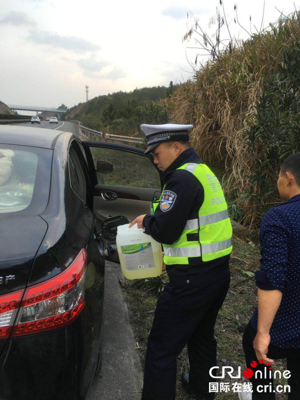 糊涂司机高速路上忘加油 交警送油解燃眉之急