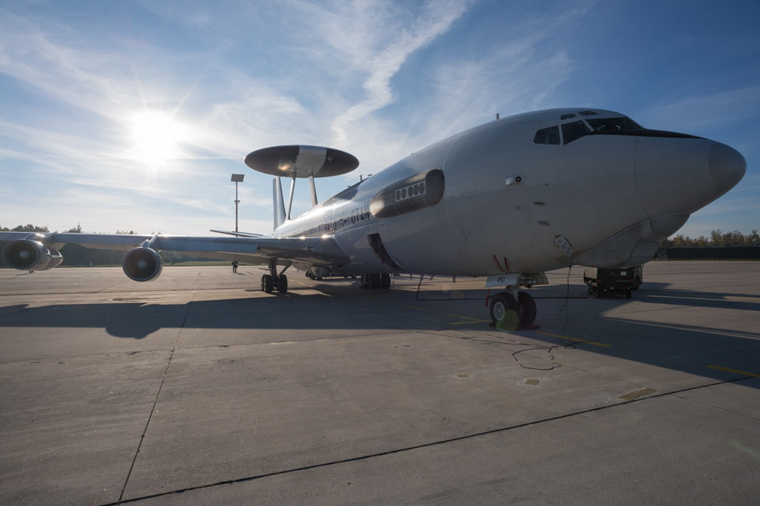 10月13日,在立陶宛希奧利艾,北約e-3a空中預警機抵達空軍基地.