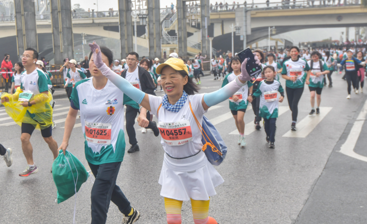 桂林馬拉松賽舉行 3萬名中外跑友競技山水間_fororder_圖片4