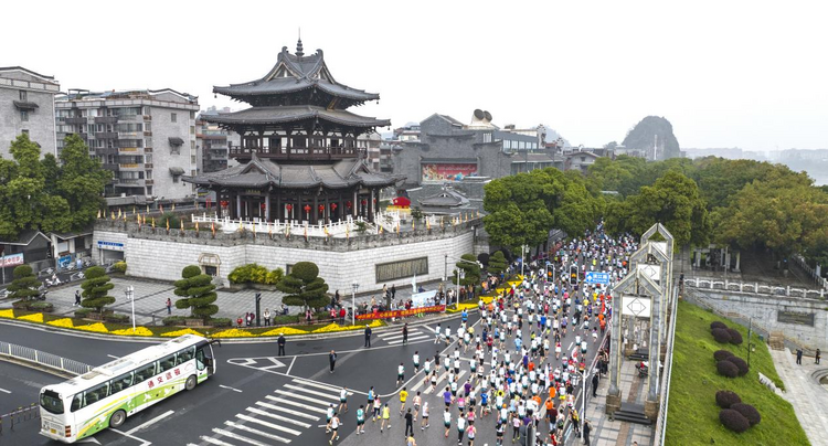 桂林馬拉松賽舉行 3萬名中外跑友競技山水間_fororder_圖片3