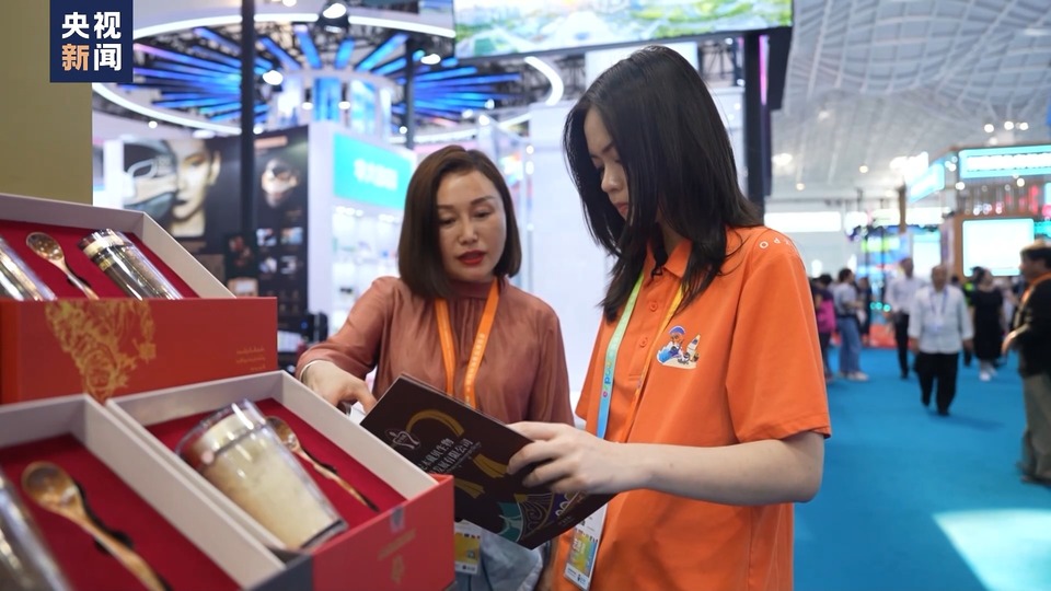 世界话消博丨马来西亚志愿者：希望更多参展商了解中国