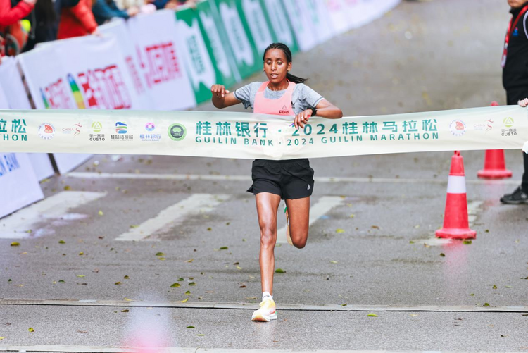 桂林馬拉松賽舉行 3萬名中外跑友競技山水間_fororder_圖片6