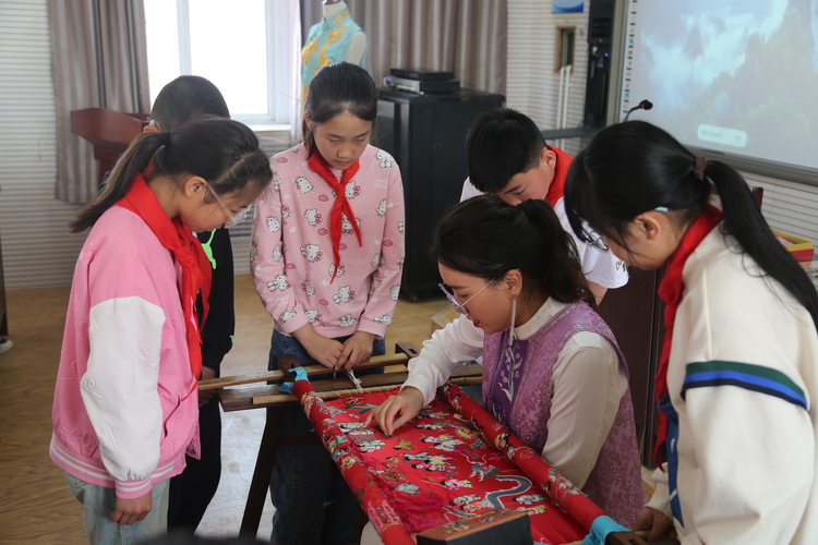河北定興：國家級非遺京繡進校園 潤童心_fororder_002