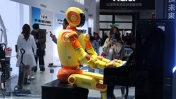 AWE 2024 现场直击丨跳科目三、弹钢琴、送花……还有什么是机器人做不到的？