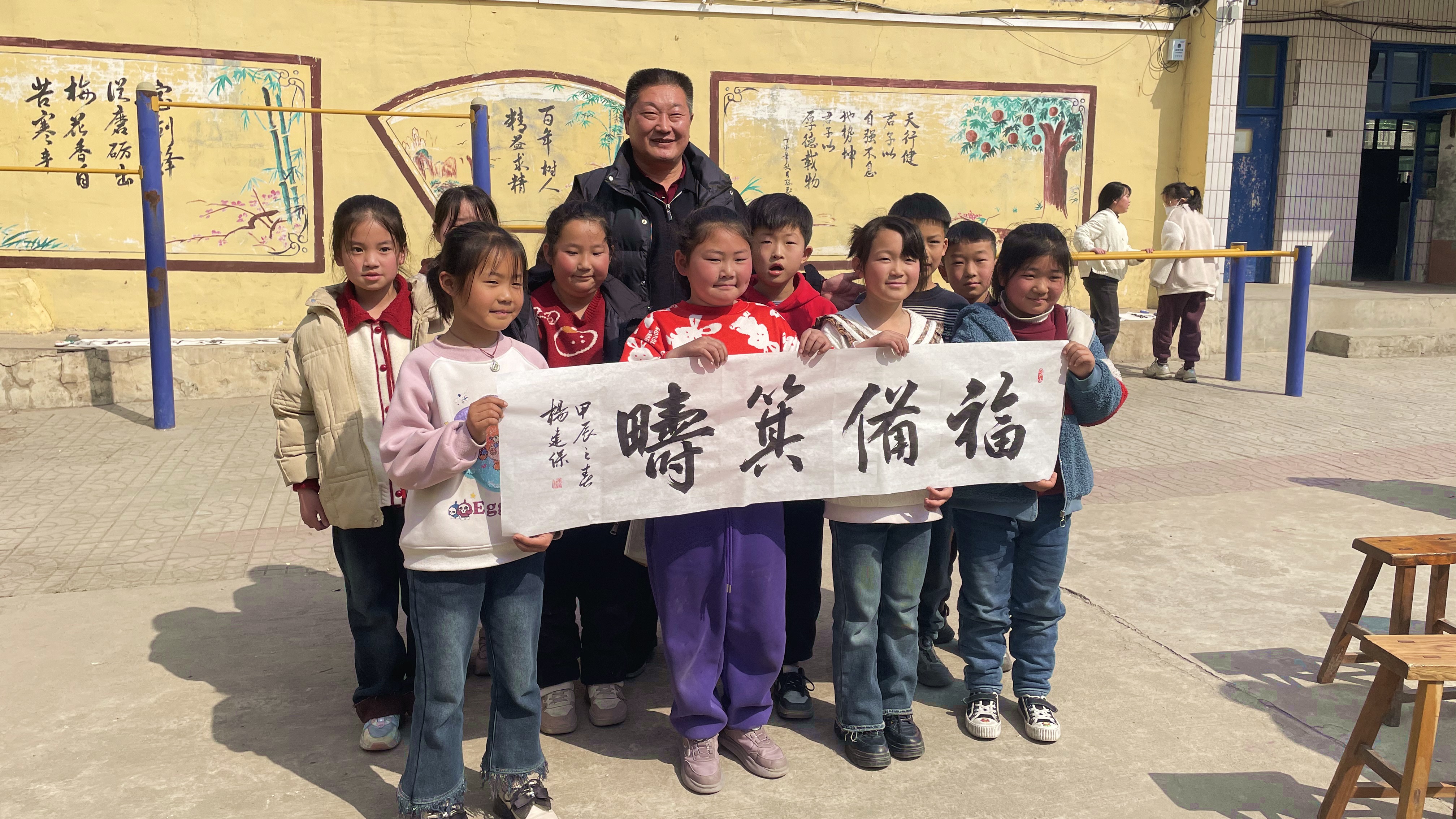 河北唐县：书法进校园 墨香润师生_fororder_老师将“福备箕畴”赠与学生们