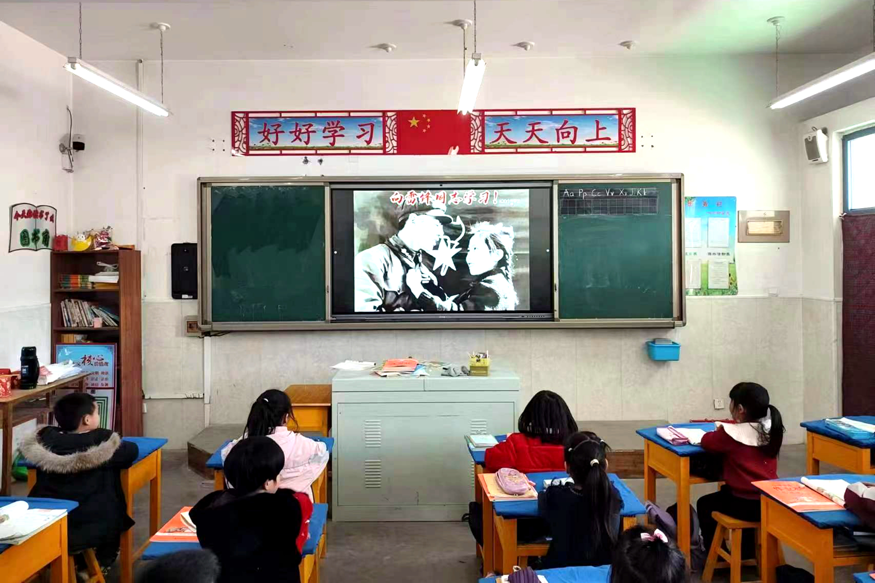 河北清苑：开展“学雷锋•文明实践我行动”系列主题活动_fororder_白团东街小学组织学生观看电影《雷锋》。 清苑区委宣传部供图