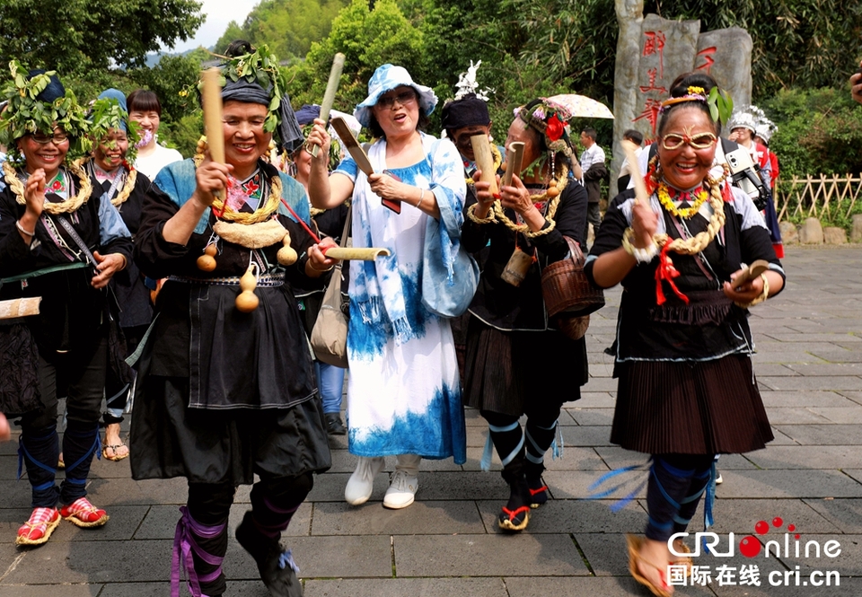 貴州黎平肇興侗寨穀雨節豐富多彩 侗族同胞與遊客同嗨_fororder_遊客加入狂歡的隊伍中 攝影楊展淩