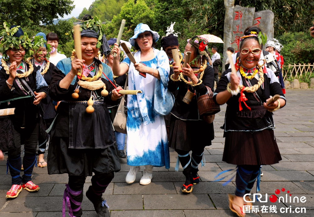 贵州黎平肇兴侗寨谷雨节丰富多彩 侗族同胞与游客同嗨_fororder_游客加入狂欢的队伍中 摄影杨展凌