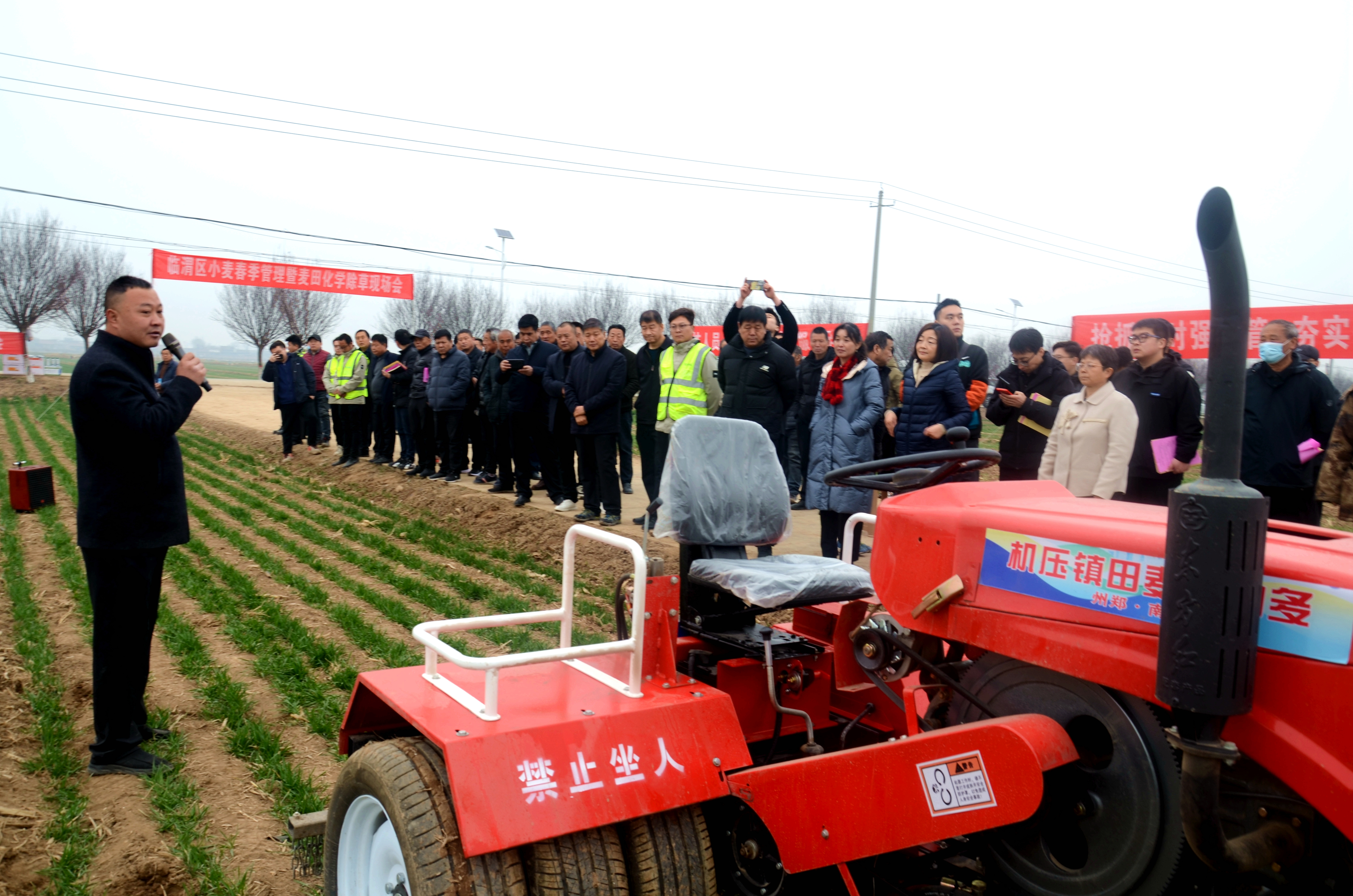渭南市臨渭區:田間地頭涌春潮 奏響春耕“交響曲”_fororder_圖片3