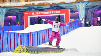 第二屆武漢市全民滑雪公開賽在武商夢時代WS熱雪奇跡舉行