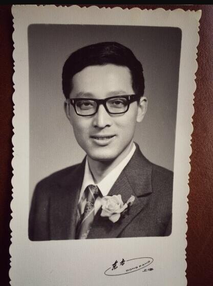 胡歌陪爸爸逛博物馆 背手走路似老干部(图)