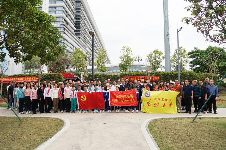 绿美荔湾党员先行东沙街道开展植树添绿活动