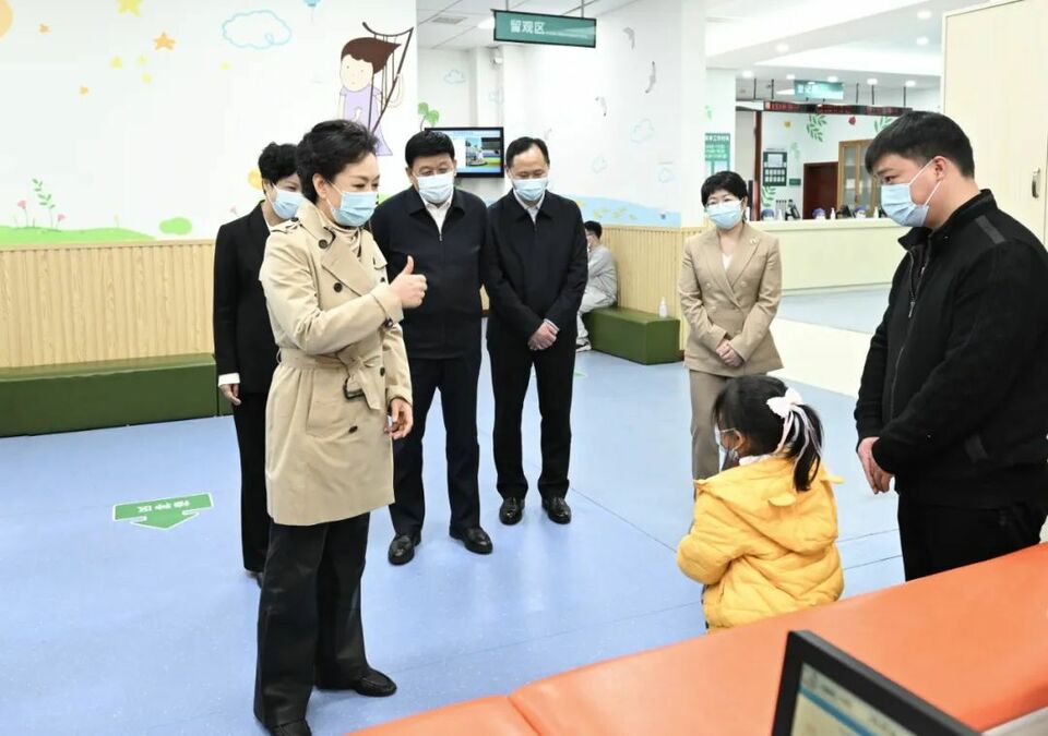 彭丽媛在湖南长沙调研基层结核病防治工作