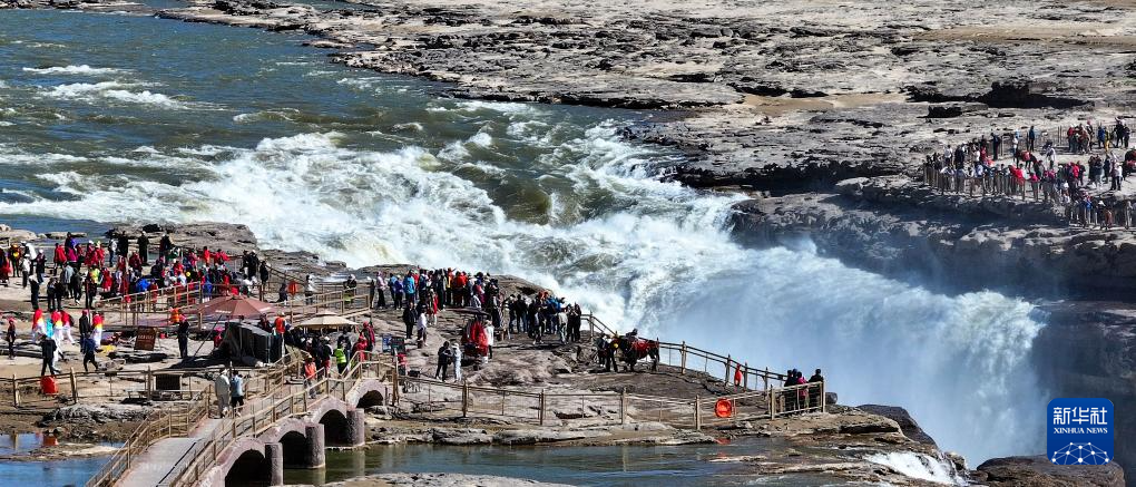 壶口瀑布现“清流飞瀑”景观