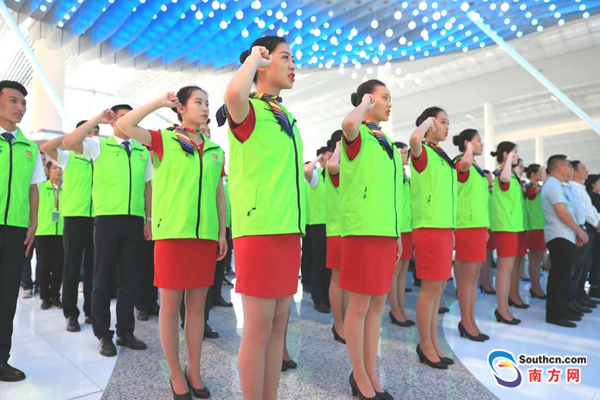 首批广州白云机场志愿者在T2航站楼誓师上岗