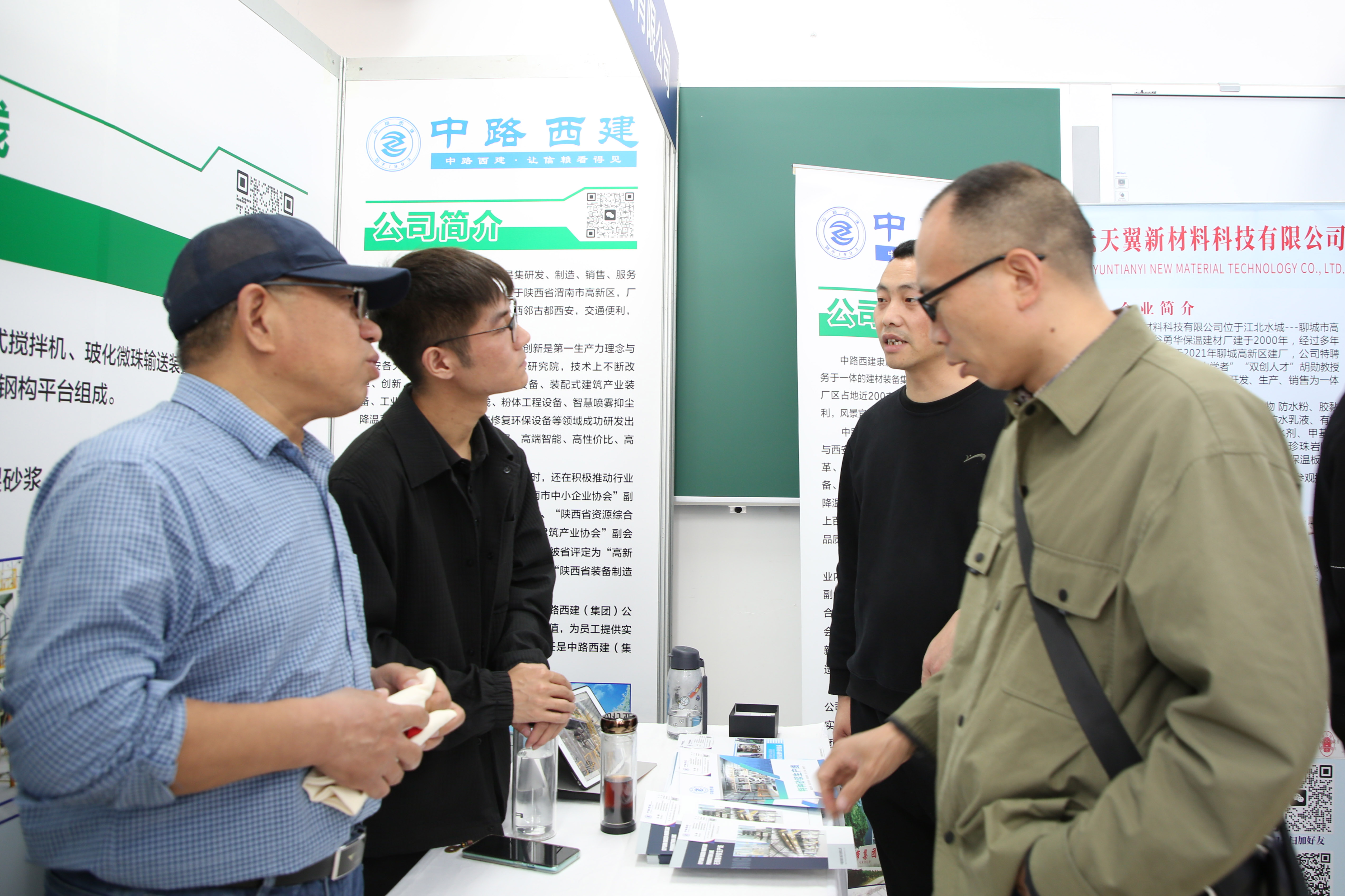 2024中國(晉州)纖維素與石膏科技創新交流會暨展覽會盛大開幕_fororder_活動中,企業負責人正在解答諮詢的問題。 - 副本.JPG