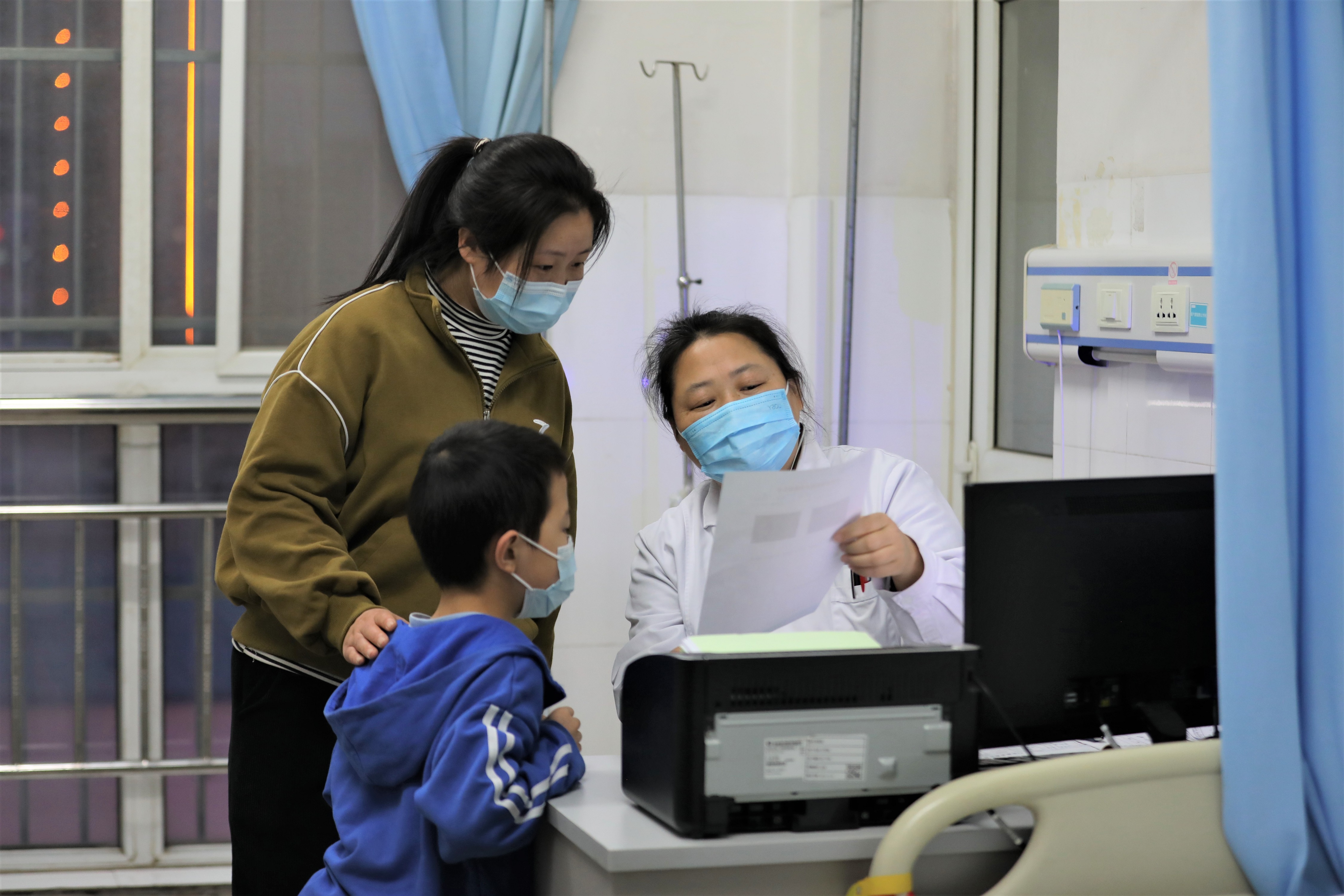 河北淶水：夜間門診有“醫”靠 守護健康不打烊_fororder_圖為淶水縣醫院兒科夜間門診，醫生正在為患者分析檢測報告。（徐梓鈺 攝）