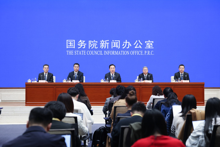 王浩在国务院新闻办发布会上作主题发布并回答记者提问