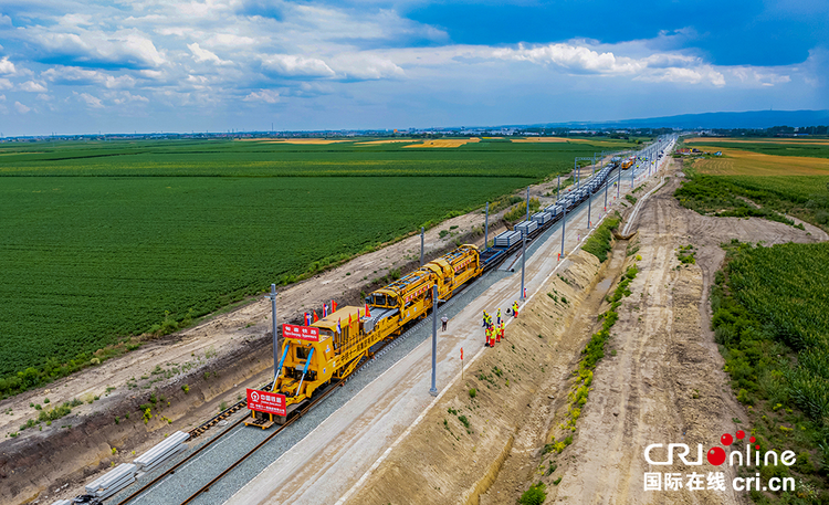 匈塞铁路塞尔维亚境内诺苏段实现铺轨贯通_fororder_图片2