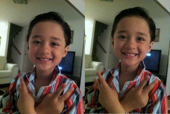 半岁就和成龙合作的小可爱,现在帅成了这样