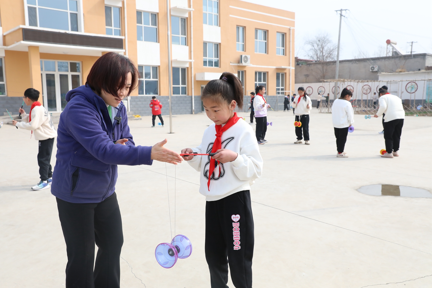 保定市满城区：看！这所学校的空竹情缘_fororder_兰巧英老师耐心细致地讲解 摄影 刘凡