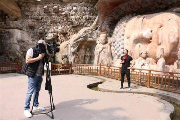 匈牙利媒體走進重慶大足 感受石刻與美食的雙重魅力_fororder_圖片1