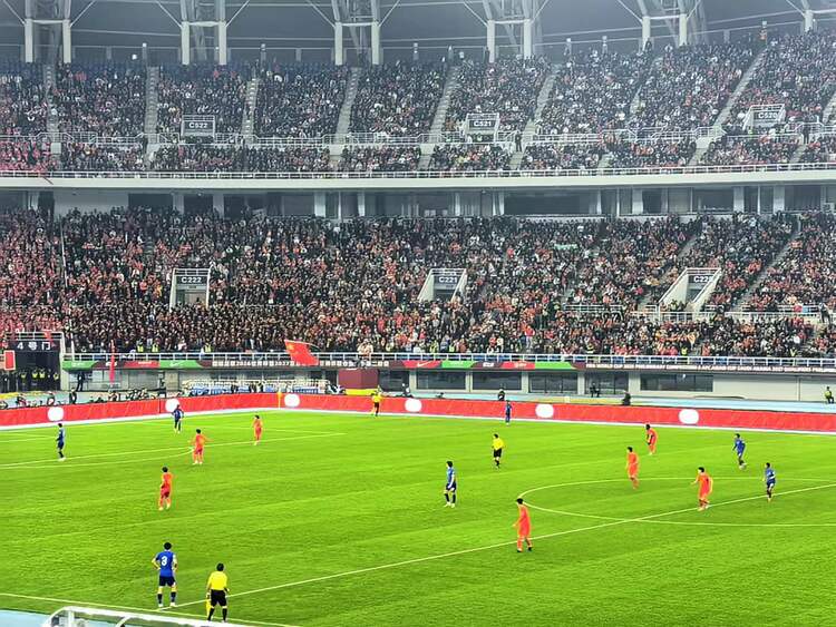 超四万球迷现场助威国足水滴营造完美主场4比1胜新加坡队