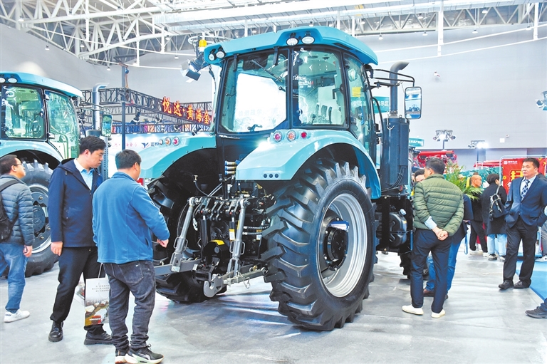 2024全国农业机械展览会在驻马店开幕 农机“大块头”长出“智慧脑”