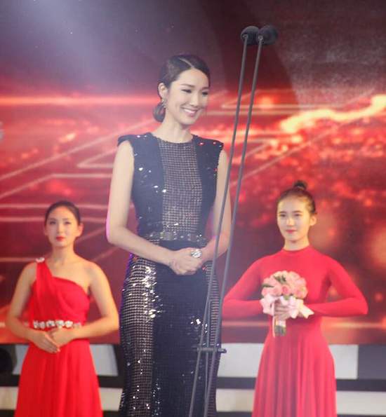 李亚男亮相第13届长春电影节 颁发最佳女配角奖