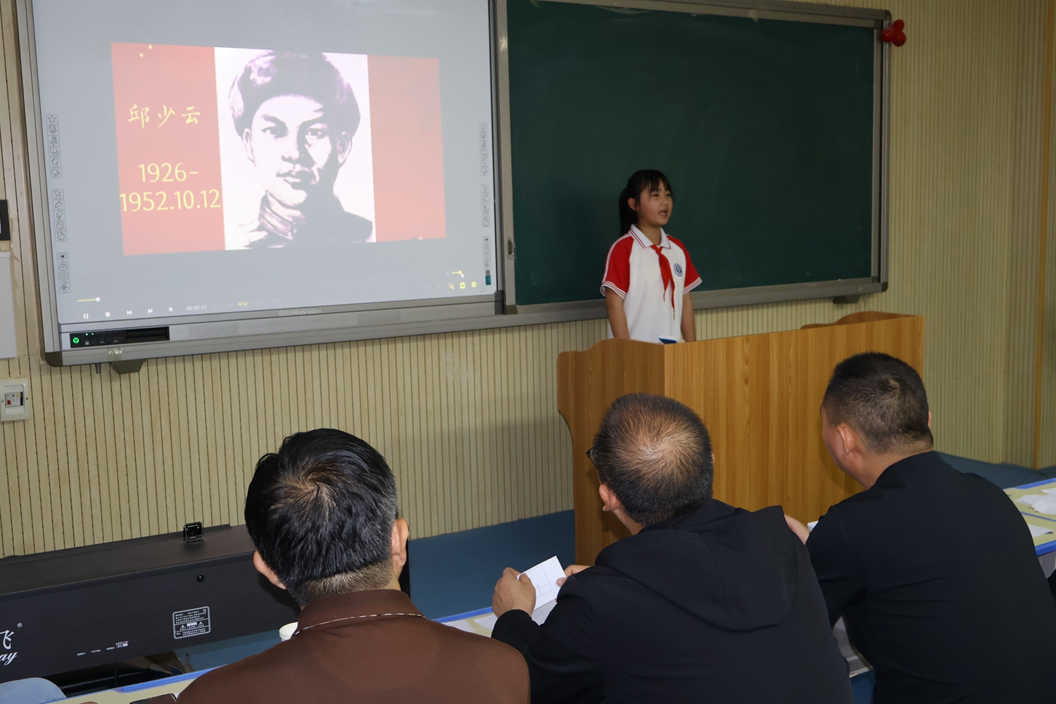 保定市滿城區：傳承紅色基因 共沐書香文化_fororder_學生現場分享革命烈士事跡 攝影 范瑩瑩