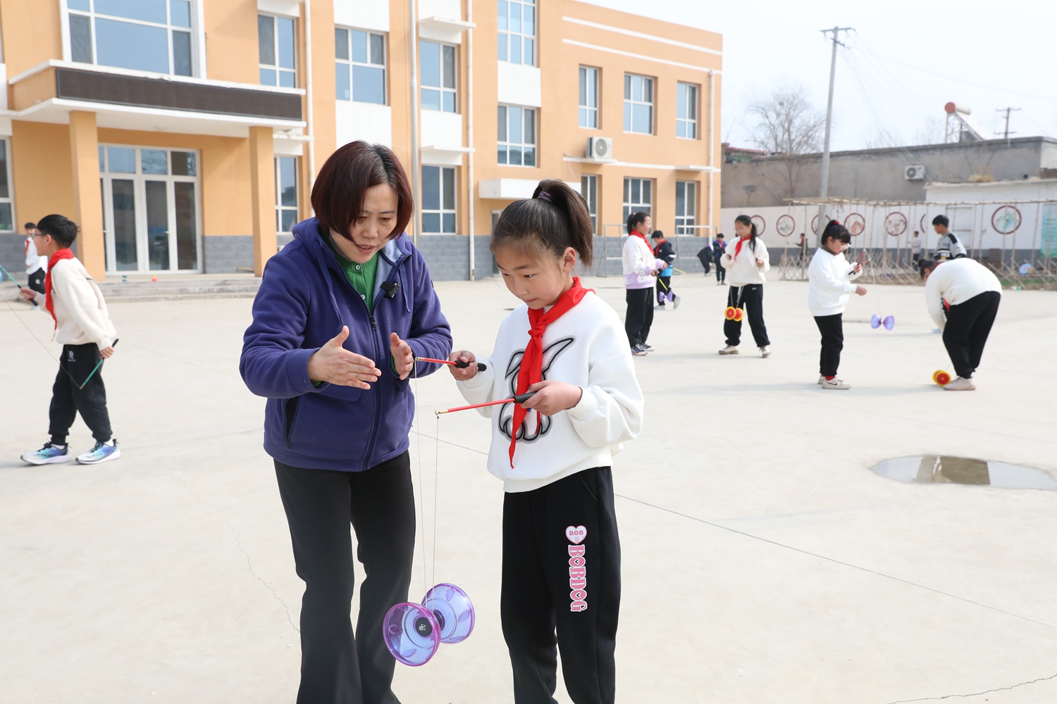保定市满城区：看！这所学校的空竹情缘_fororder_兰巧英老师讲解空竹实操要领 摄影 刘凡