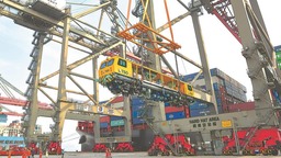 “WD-350”型动力稳定车在厦门港远海码头乘船“出海”