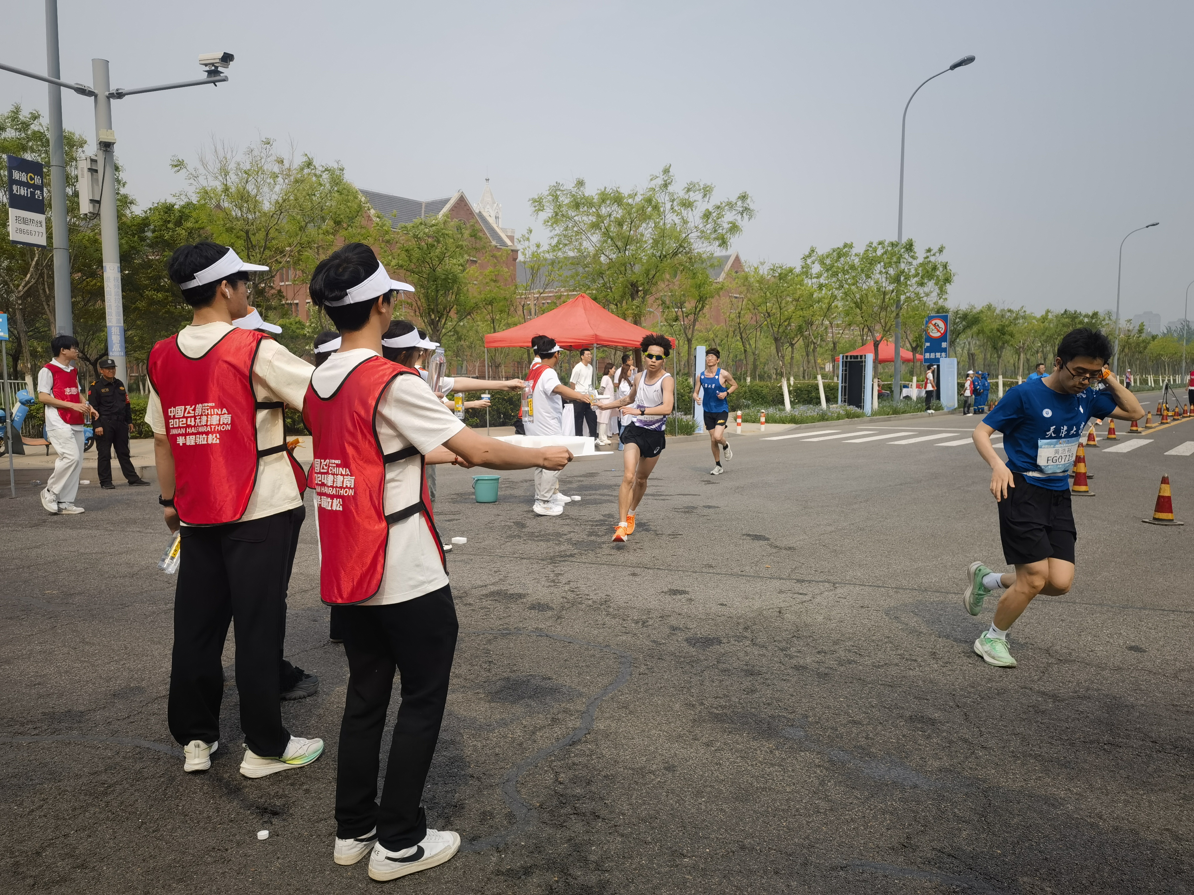 天津市津南区：2300余名服务保障人员 暖心服务护航“津南半马”_fororder_6