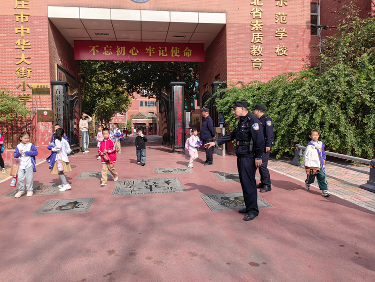 石家莊市新華區:風雨無阻“護學崗” 撐起師生“平安路”_fororder_圖片 2