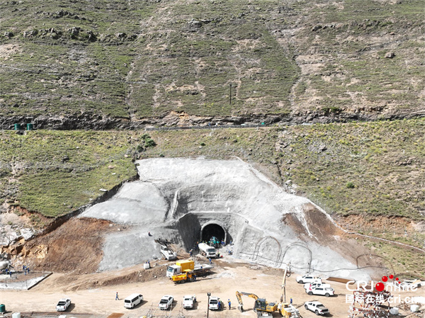 记者探访莱索托中方主导输水隧洞建设项目_fororder_莱索托波利哈利输水隧洞建设项目出水口TBM施工