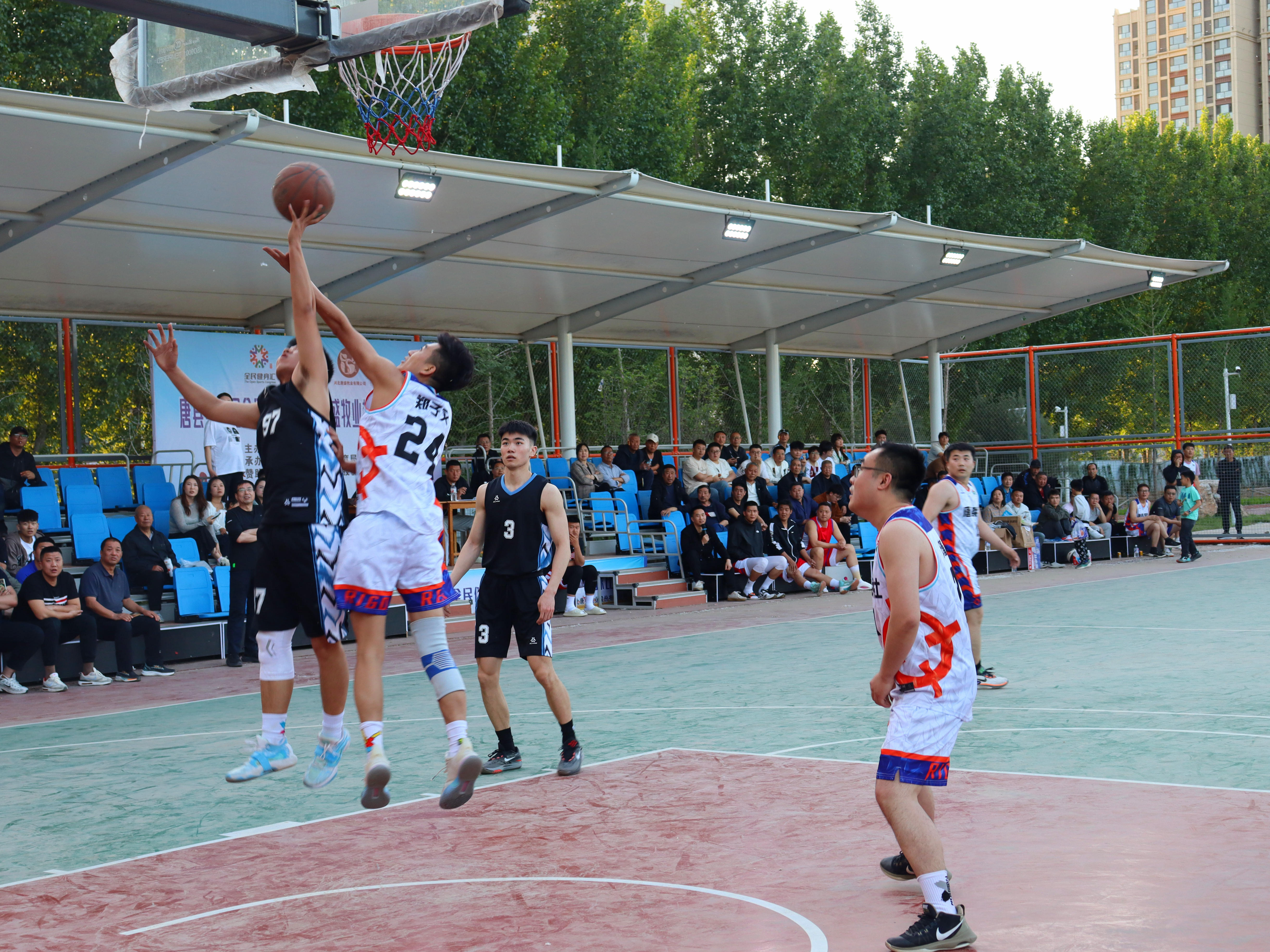 河北唐縣:籃球賽拉開帷幕,再掀全民健身熱潮_fororder_精彩的比賽贏得了觀眾們的陣陣喝彩