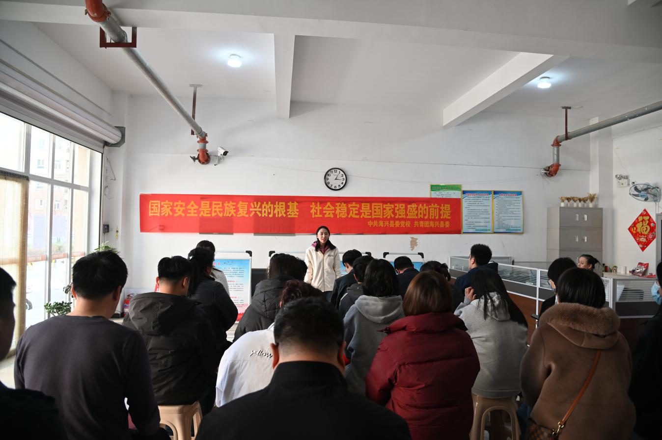 "兴海之翼"讲师团成员张晓雪向居民群众讲解《国家安全法》相关法律