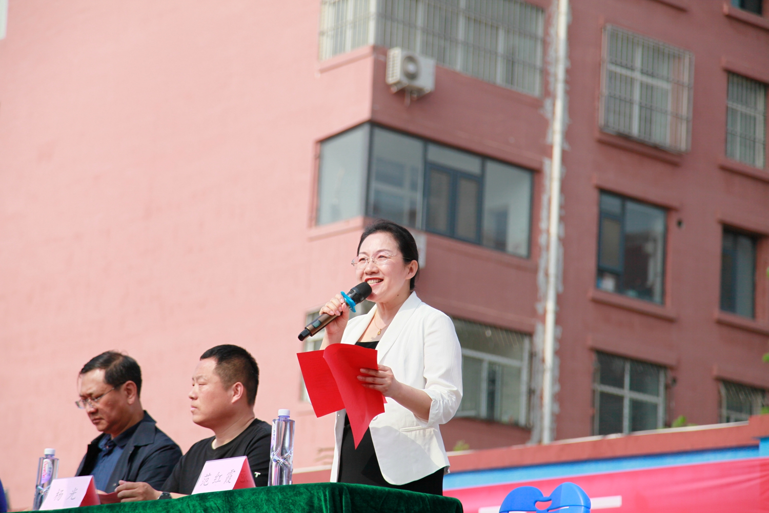 保定市滿城區舉行“愛運動、健體魄、親子行”親子運動會_fororder_滿城區第三幼兒園園長講話 攝影 范紅霞