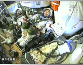 舱内的两名航天员