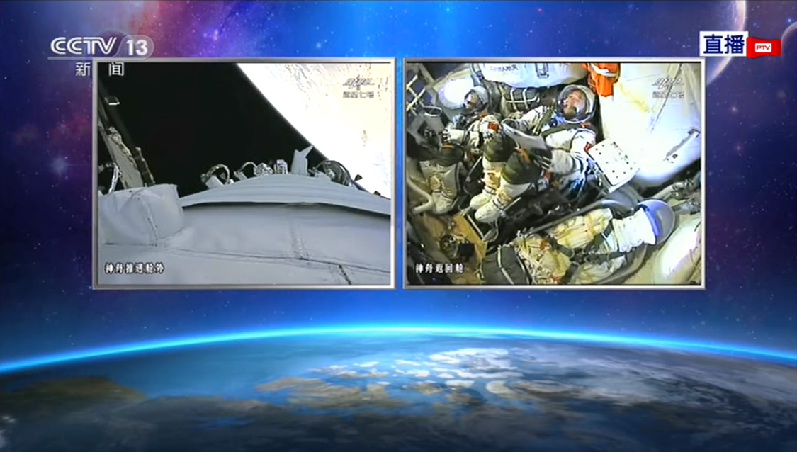 航天员露出胜利的笑容